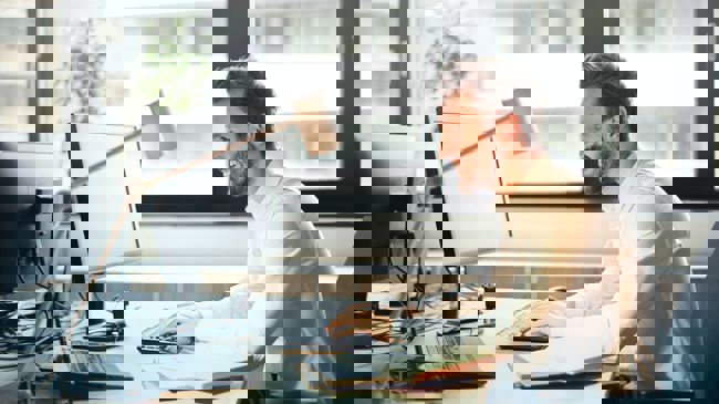 Man som jobbar på sin dator