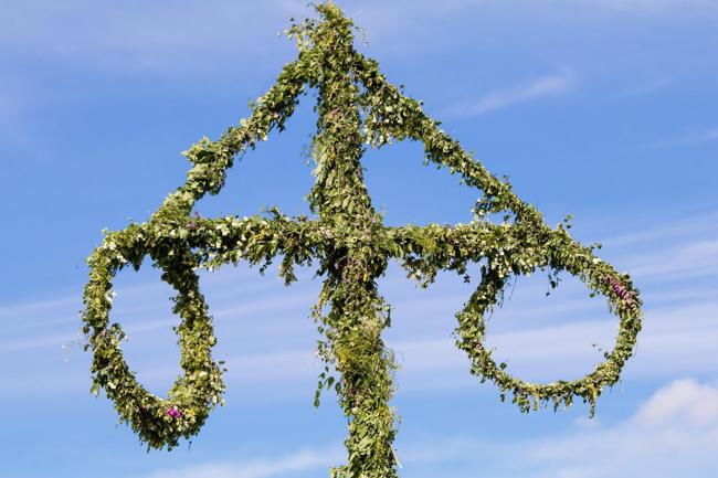 Midsommarstång och blå himmel